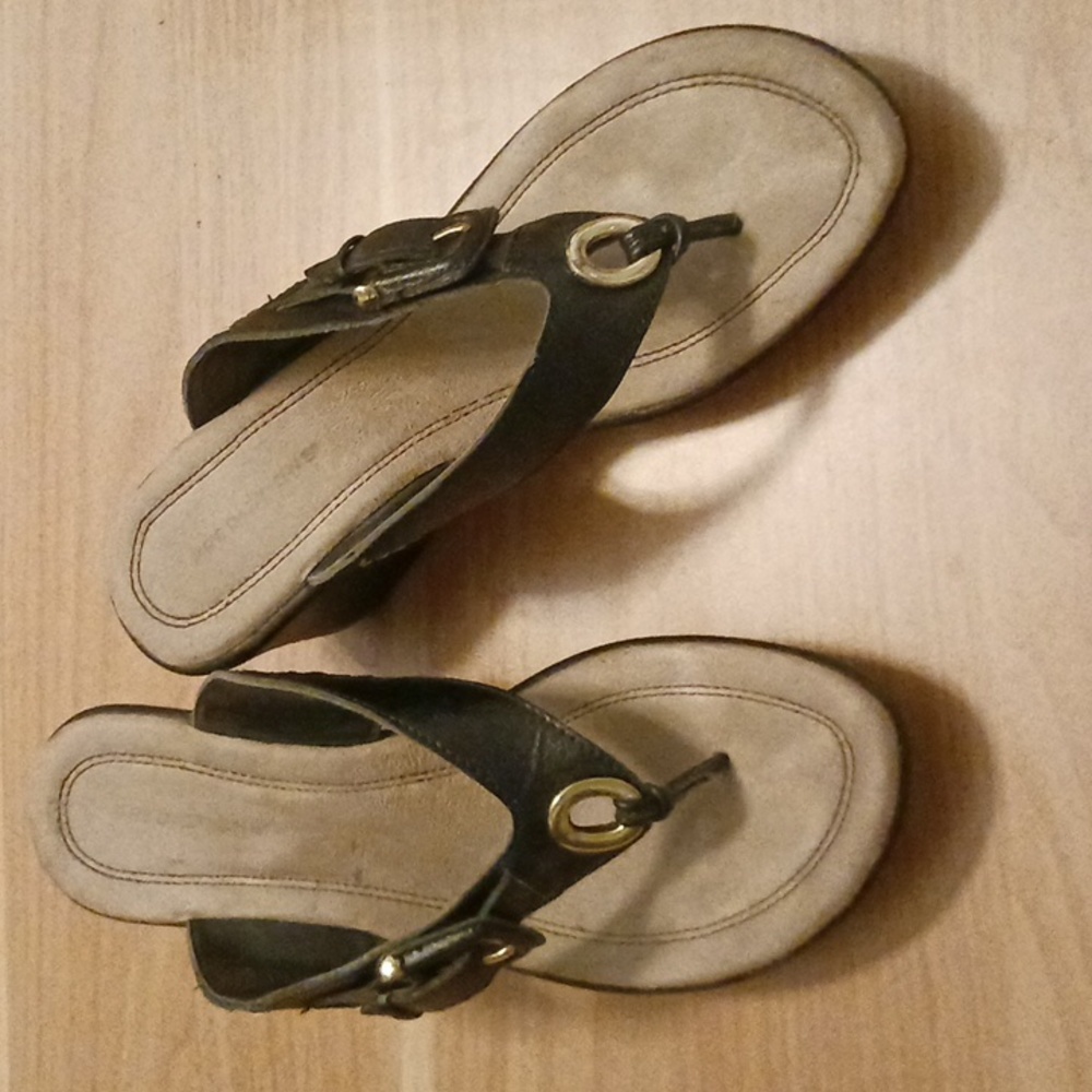 Predictions "Meridith" Black Thong Sandals in Size 7.5